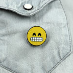 Emoji Smiley Gesicht grinsend auf Jeans
