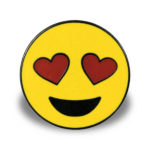 Pin mit Motiv "Lächelndes Gesicht mit herzförmigen Augen"