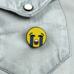 Emoji Smiley Gesicht weinend auf Jeans